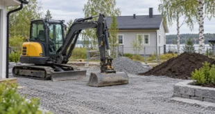 Maanrakennusliike: pieni telakaivinkone ja erilliset maa-aineskasat omakotitalon pihatyömaalla